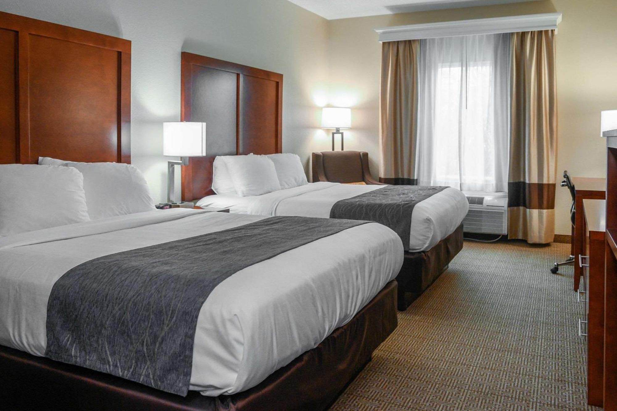 Queen Room with Two Queen Beds - Non-Smoking,1542640522:JPEG