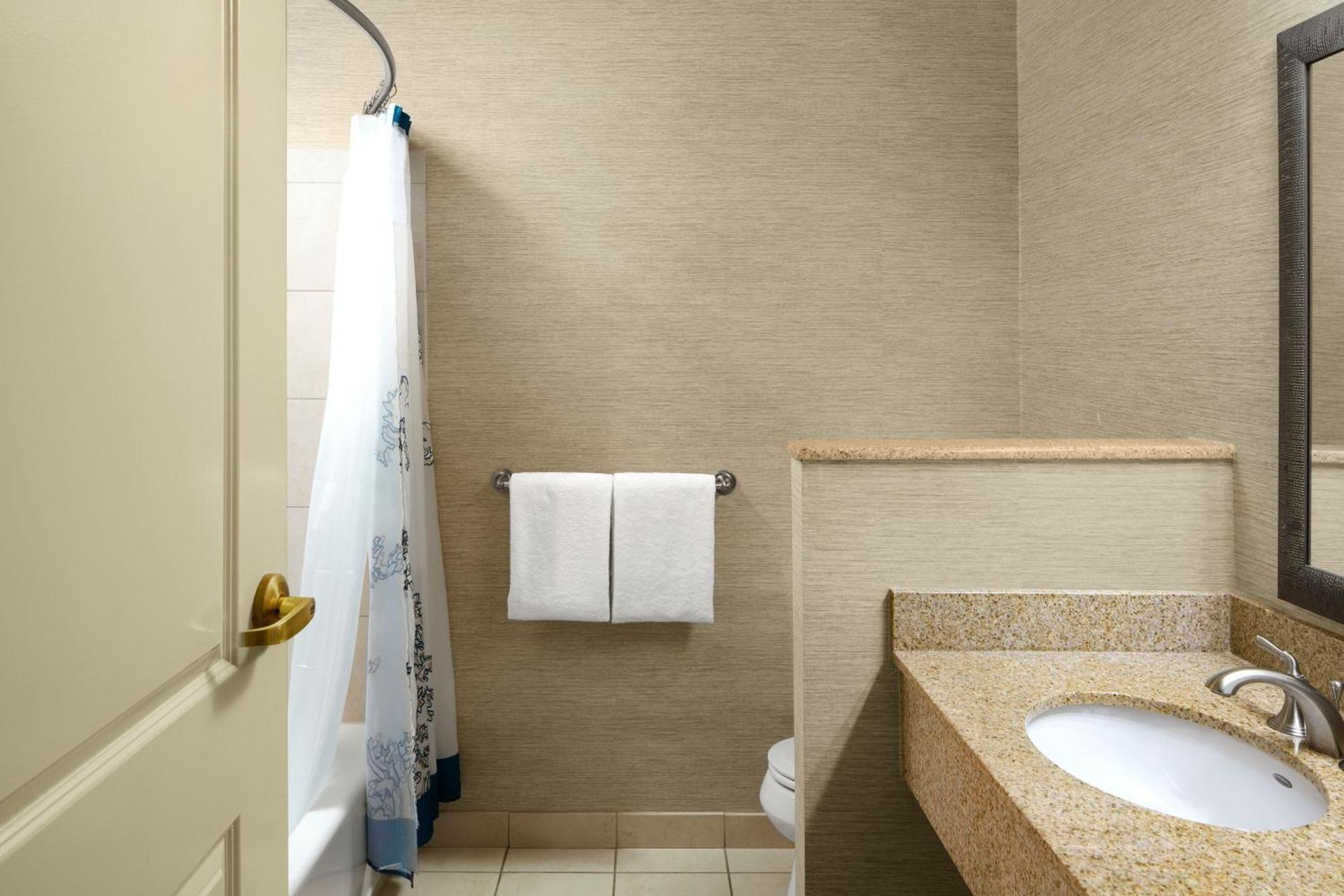 King Room with Adapted Tub - Mobility Accessible