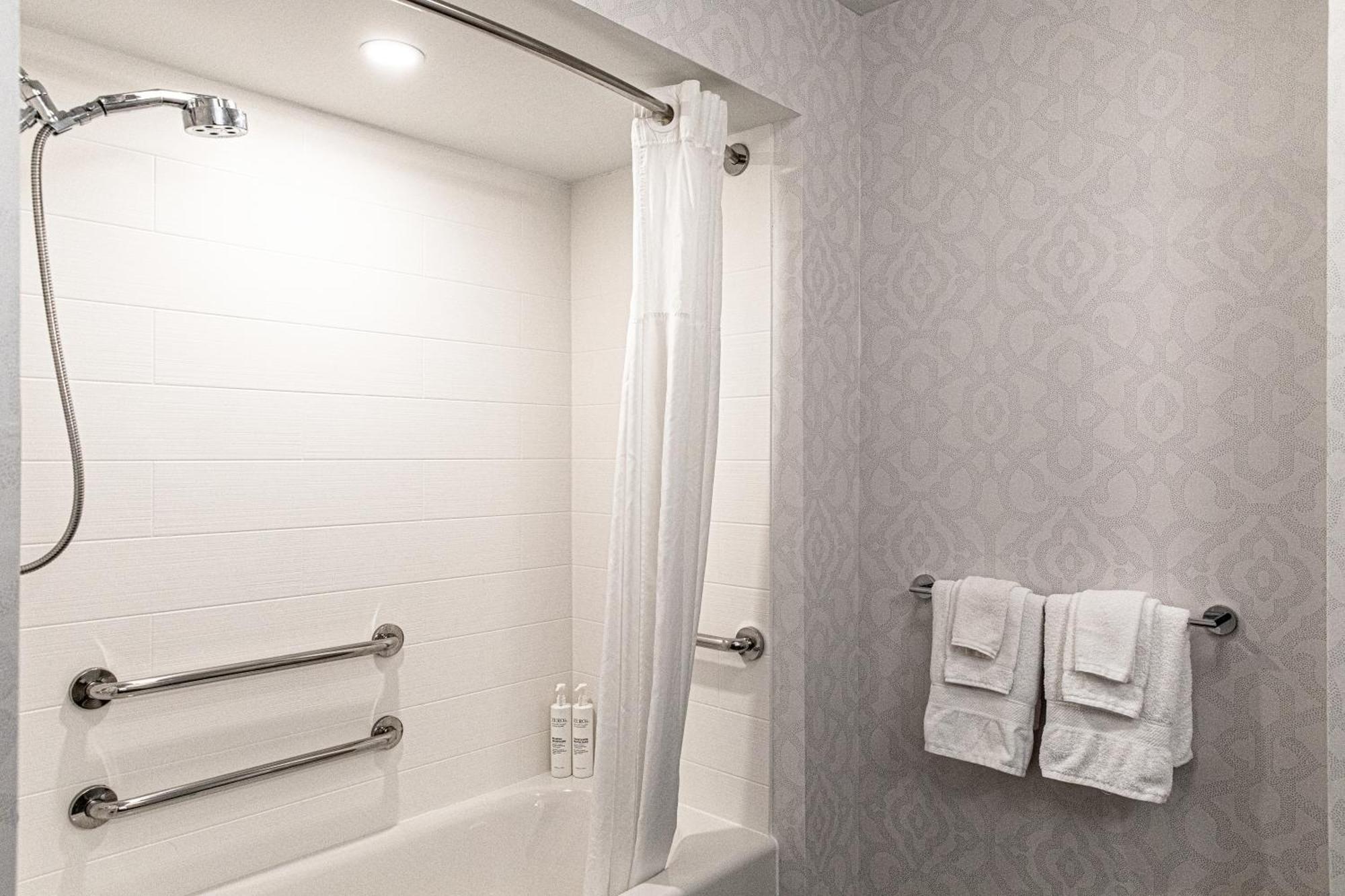 Queen Room with Two Queen Beds and Bath Tub - Mobility Access