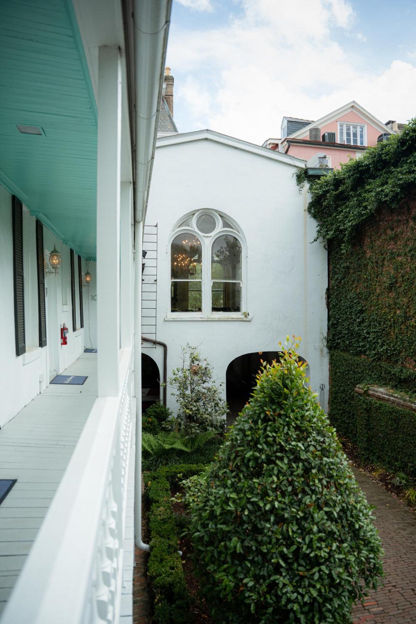 Battery Carriage House Classic