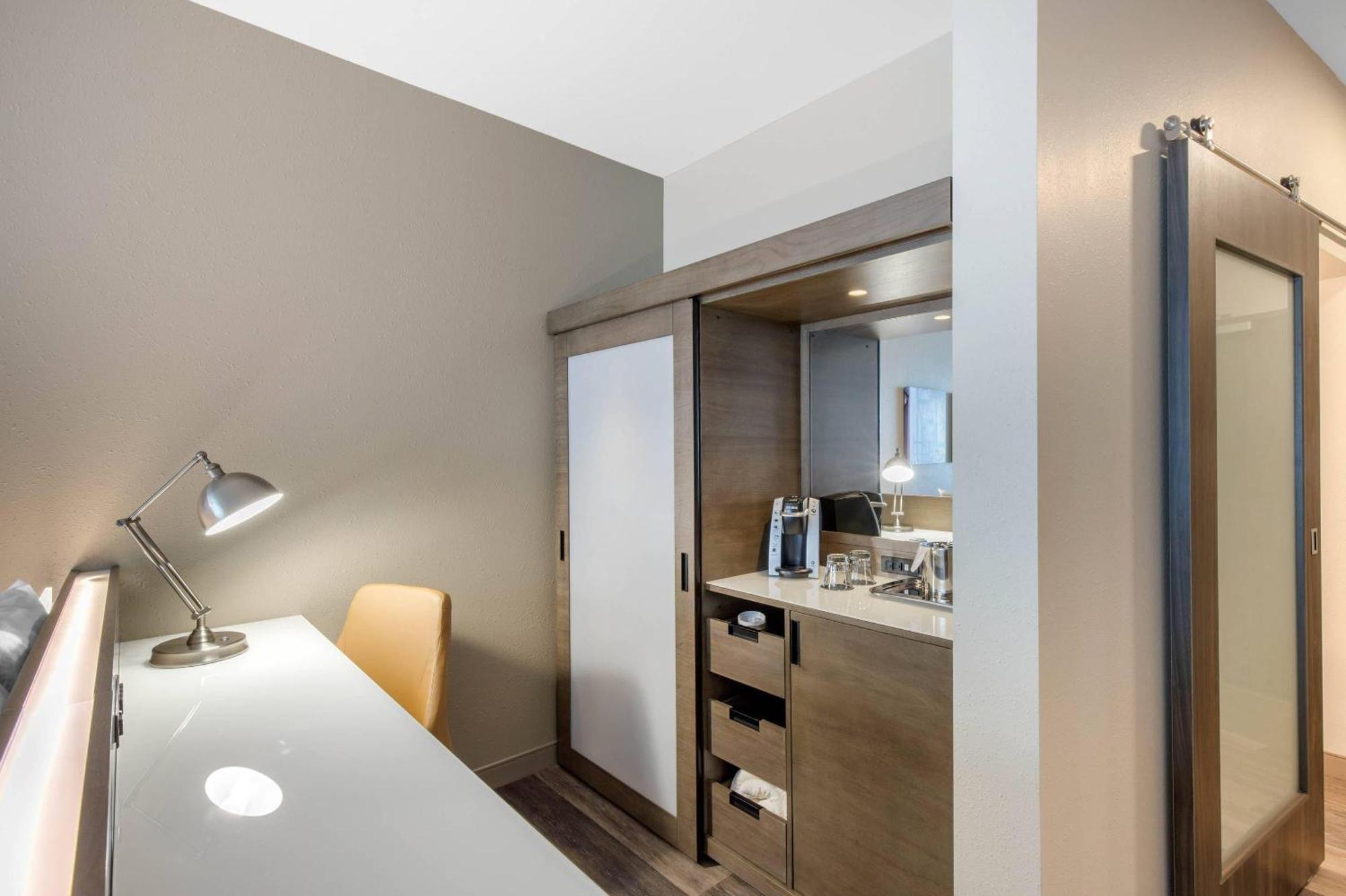 King Room with Roll-In Shower - Accessible/Non-Smoking
